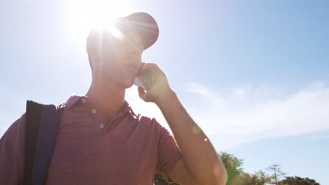 Kaukasischer-Männlicher-Golfer,-Der-Sein-Smartphone-Auf-Einem-Golfplatz-Benutzt