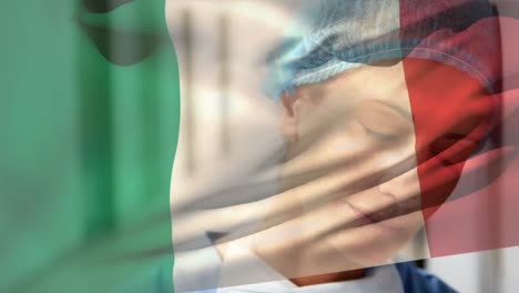 Animation-Der-Italienischen-Flagge-Mit-Gesundheitspersonal-Im-Hintergrund-Während-Einer-Coronavirus-Pandemie