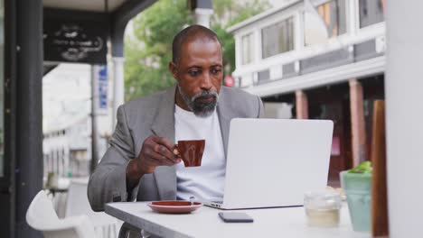 Afroamerikanischer-Mann,-Der-Einen-Kaffee-Trinkt-Und-Einen-Laptop-Benutzt