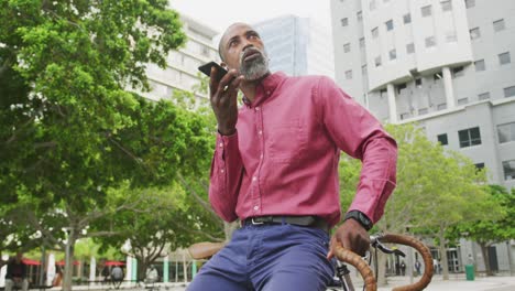 Afroamerikanischer-Mann,-Der-Sein-Telefon-Auf-Der-Straße-Benutzt