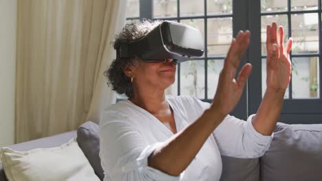 Ältere-Frau-Mit-Gemischter-Abstammung,-Die-Ein-VR-Headset-Trägt.-Soziale-Distanzierung-Und-Selbstisolation-In-Quarantäne