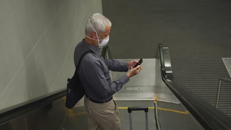 Kaukasischer-Mann-Unterwegs-In-Einer-U-Bahn-Station,-Der-Eine-Gesichtsmaske-Gegen-Coronavirus-Trägt