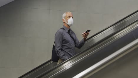 Kaukasischer-Mann-Unterwegs-In-Einer-U-Bahn-Station,-Der-Eine-Gesichtsmaske-Gegen-Coronavirus-Trägt