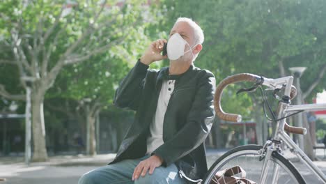 Kaukasischer-Mann,-Der-Auf-Der-Straße-Unterwegs-Ist-Und-Eine-Gesichtsmaske-Gegen-Coronavirus-Trägt