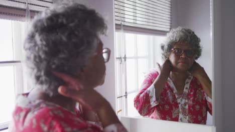 Eine-ältere-Afroamerikanische-Frau-Verbringt-Zeit-Zu-Hause-Und-Kümmert-Sich-In-Sozialer-Distanz-Um-Sich-Selbst