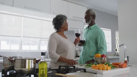 Ein-älteres-Afroamerikanisches-Paar-Genießt-Ein-Glas-Wein-In-Sozialer-Distanz