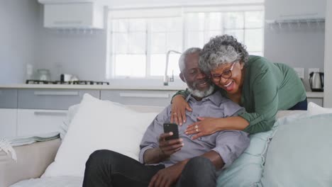 Ein-älteres-Afroamerikanisches-Paar,-Das-Zu-Hause-Verliebt-Ist.-Soziale-Distanzierung-In-Quarantäne
