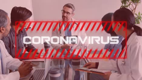 Coronavirus-Text-Gegen-Ein-Ärzteteam,-Das-über-Ein-Digitales-Tablet-Diskutiert