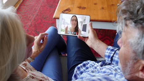 Couple-talking-on-video-meeting-on-a-smartphone