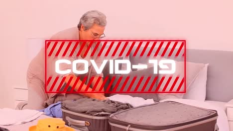Das-Wort-„Covid-19“-Steht-über-Einer-älteren-Frau,-Die-Im-Hintergrund-Einen-Koffer-Packt.