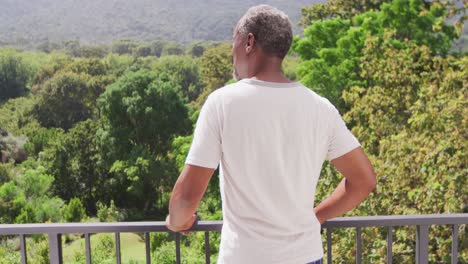 Älterer-Afroamerikanischer-Mann,-Der-Die-Aussicht-Auf-Seinem-Balkon-Betrachtet