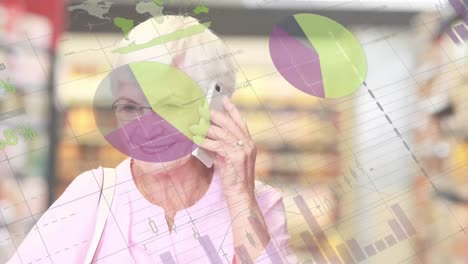 Finanzdatenverarbeitung-Gegen-ältere-Frau,-Die-Beim-Lebensmitteleinkauf-Auf-Dem-Smartphone-Spricht