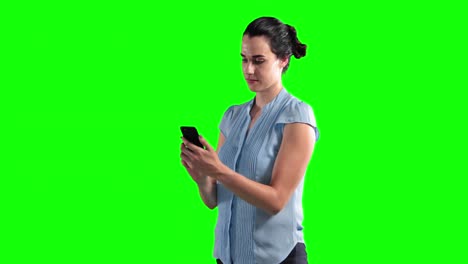 Animation-Einer-Kaukasischen-Frau-Im-Anzug,-Die-Ein-Telefon-Auf-Grünem-Hintergrund-Benutzt