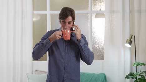 Hombre-Caucásico-Usando-Su-Teléfono-Y-Tomando-Café