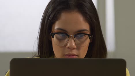 Mujer-Caucásica-Usando-Una-Computadora-Portátil
