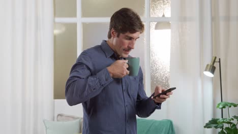 Kaukasischer-Mann,-Der-Sein-Telefon-Benutzt-Und-Kaffee-Trinkt