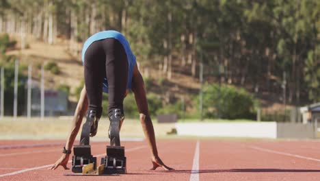 Behinderter-Mann-Mit-Gemischter-Abstammung-Und-Beinprothesen,-Der-Ein-Rennen-Startet