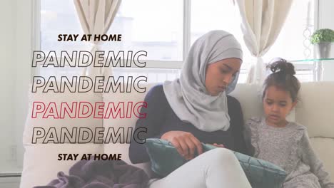 Animation-Des-Worts-„Zu-Hause-Bleiben“-Und-„Pandemie“-Mit-Einer-Frau,-Die-Einen-Hijab-Trägt,-Und-Ihrer-Tochter-Zu-Hause