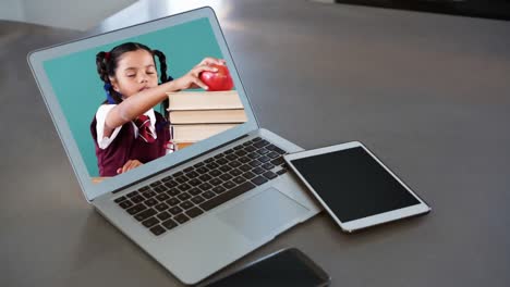 Animation-Eines-Laptops-Mit-Einem-Mädchen-Auf-Dem-Bildschirm-Und-Einem-Tablet-Und-Einem-Smartphone,-Die-Neben-Einem-Laptop-Liegen