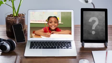 Animation-Eines-Laptops,-Die-Ein-Mädchen-Auf-Dem-Bildschirm-Und-Einem-Smartphone-Mit-Schwebenden-Zahlen-Zeigt