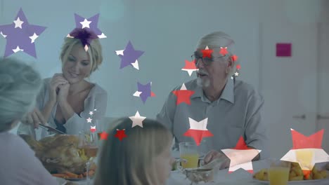 Animation-Von-Farbigen-Sternen-Mit-US-Flagge,-Die-Eine-Schnecke-über-Einer-Kaukasischen-Familie-Beim-Abendessen-Bilden.