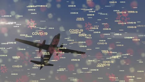 Animation-Von-Wort-Covid-19--Und-Makro-Covid-19-Zellensymbolen,-Die-über-Einem-Fliegenden-Flugzeug-Schweben
