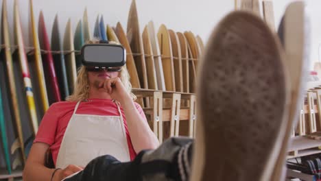 Hombres-Caucásicos-Fabricantes-De-Tablas-De-Surf-Usando-Un-Auricular-VR