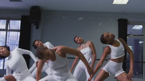 Grupo-De-Bailarinas-Modernas-De-Raza-Mixta-En-Forma-Practicando-Una-Rutina-De-Baile