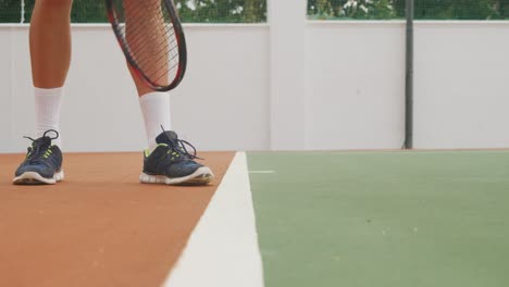 Tennis-player-bouncing-the-ball