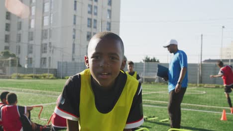 Afroamerikanisches-Fußballkind,-Das-An-Einem-Sonnigen-Tag-Trainiert