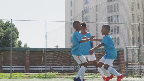 Fußballkinder-Spielen-An-Einem-Sonnigen-Tag