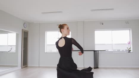 Kaukasische-Balletttänzerin,-Die-Während-Eines-Tanzkurses-In-Einem-Hellen-Studio-Ballett-übt