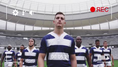 Animation-Des-Kamerabildschirms-über-Einer-Multiethnischen-Männlichen-Rugbymannschaft,-Die-In-Einer-Digitalen-Komposition-In-Reihe-Läuft