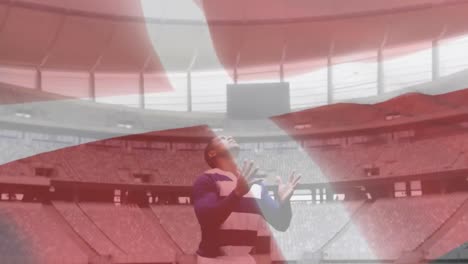 Animation-Einer-Dänischen-Flagge,-Die-über-Einem-Gemischtrassigen-Männlichen-Rugbyspieler-Weht,-Der-Einen-Ball-Fängt