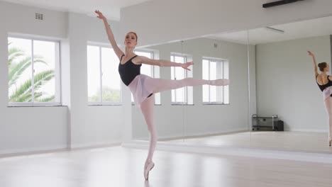 Kaukasische-Balletttänzerin,-Die-Während-Eines-Tanzkurses-In-Einem-Hellen-Studio-Ballett-übt