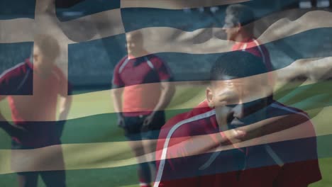 Animation-Einer-Griechischen-Flagge,-Die-über-Einem-Multiethnischen-Männlichen-Rugby-Team-Schwenkt,-Das-Auf-Einem-Spielfeld-Steht
