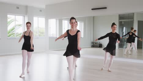 Kaukasische-Balletttänzerinnen-üben-Während-Eines-Ballettunterrichts-Eine-Tanzroutine
