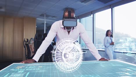 Animation-Eines-Geschäftsmannes,-Der-Ein-VR-Headset-Trägt-Und-Einen-3D-Plan-Auf-Einem-Tisch-Hat