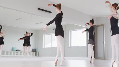Kaukasische-Balletttänzerinnen-üben-Während-Eines-Ballettunterrichts-Eine-Tanzroutine