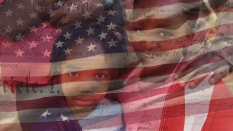 Afroamerikanische-Familie-Mit-Uns-Schwenkender-Flagge-Und-Verfassung-Im-Vordergrund