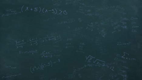 Mathematische-Gleichungen-Bewegen-Sich-Gegen-Die-Tafel