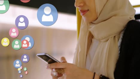 Netz-Von-Verbindungen-Gegen-Frau-Im-Hijab,-Die-Ihr-Smartphone-Benutzt