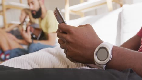 Mann-Benutzt-Smartphone,-Während-Er-Auf-Der-Couch-Sitzt