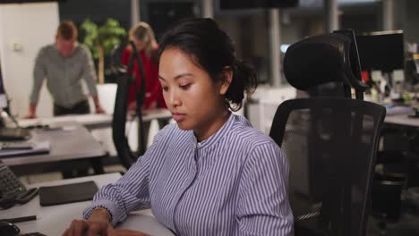 Professionelle-Geschäftsfrau-Benutzt-Computer,-Während-Sie-In-Zeitlupe-Auf-Ihrem-Schreibtisch-Im-Modernen-Büro-Sitzt