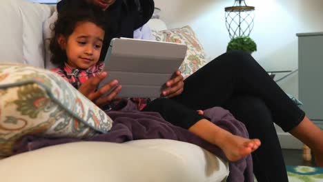 Emojis-Bewegen-Sich-Gegen-Mutter-Und-Tochter,-Die-Zu-Hause-Ein-Digitales-Tablet-Nutzen