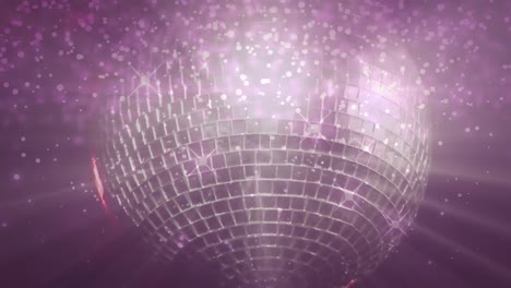 Digitales-Zusammengesetztes-Video-Von-Violetten-Leuchtenden-Punkten,-Die-Sich-Gegen-Eine-Rotierende-Disco-Spiegelkugel-Im-Hintergrund-Bewegen