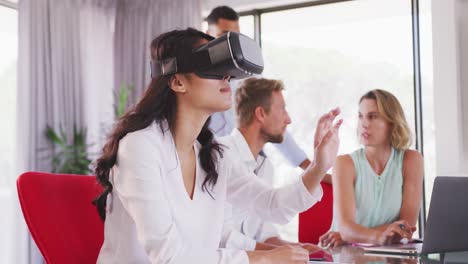 Professionelle-Geschäftsfrau-Nutzt-Virtual-Reality-Headset,-Während-Sie-In-Zeitlupe-Im-Büro-Sitzt