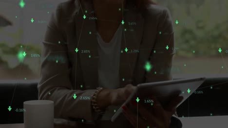 Digitales-Zusammengesetztes-Video-Digitaler-Symbole-Vor-Einer-Frau,-Die-Im-Hintergrund-Ein-Digitales-Tablet-Verwendet