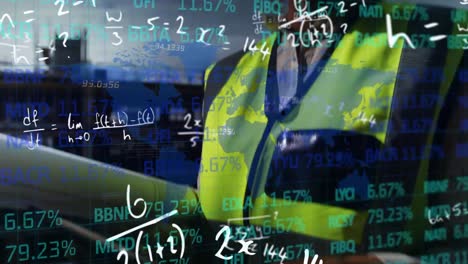 Ecuaciones-Matemáticas-Y-Procesamiento-De-Datos-Del-Mercado-De-Valores-Contra-Un-Arquitecto-Masculino-Usando-Una-Tableta-Digital