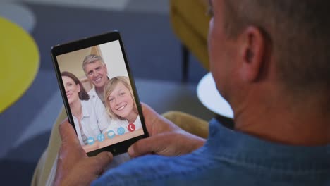Älterer-Mann,-Der-Zu-Hause-Einen-Video-Chat-Auf-Seinem-Digitalen-Tablet-Führt